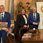 Delegata Sforzini e SG Ariani con le due ospiti Lensi Orlandi e la relatrice Pianetti della Stufa; I ringraziamenti al cuoco Paolo Horove e alla moglie Violeta. A dx Lorenzina Baldi Simposiarca