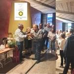 Segretario e Delegato consegnano lgli attestati di appartenenza a Pina Noè Cultrone e a Paolo Scarcella