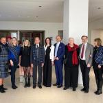 Da sin. Mr. Lemetti, Legata Ghittino, Direttrice IIC Avanzato, Fazzari VP Accademia e Delegato Londra, Calcagni VP Comites, Console Onorario Cav. Convery, Vice Console Langiu e consorte, signora Lemetti.