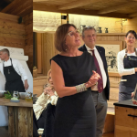 Gigi Dariz durante la lezione introduttiva alla Conviviale; la Delegata De Mattia consegna il Diploma di Buona Cucina a Luigi Dariz (“Da Aurelio al Passo Giau”)