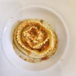 Corona della Regina ripiena su salsa di fagiolo poverello e polvere di salsiccia