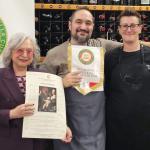 La Delegata Paola Bernascone Cappi consegna il guidoncino dell'Accademia