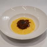 Guancetta di vitello fondente con il suo risotto alla milanese