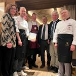 la Delegata De Mattia, la brigata di cucina con al centro il cuoco Luigino Anzanello ed i Vice Delegati Maurizio Pozza, Simposiarca della serata, e Diego Dipol