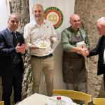 I ringraziamenti al ristorante: da sinistra Sandro Fusari, Francesco Filippeschi, lo chef Ardit Kajo, il Vice Delegato Giovanni Gerini I ringraziamenti al ristorante: da sinistra Sandro Fusari, Francesco Filippeschi, lo chef Ardit Kajo, il Vice Delegato Giovanni Gerini