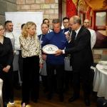 Consegna del piatto commemorativo per i 70 anni della Accademia Italiana della Cucina
