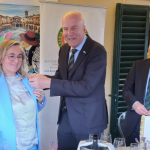 La Delegata riceve dal Coordinatore Territoriale il distintivo da Delegata