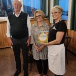 La Delegata Bertotto e il Simposiarca Zorio consegnano un omaggio alla signora Paola