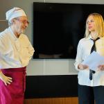  Il cuoco Angelo Sonnino presenta il menù della serata basati su piatti tipici romani alla Delegata Cinzia Klein e agli altri ospiti