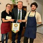 La consegna del guidoncino dell'Accademia a Marco e Ilaria